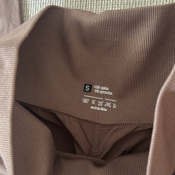 Rare Taupe scrunch Leggings NVGTN! 🤎🤎🤎 - Picture 3 of 4